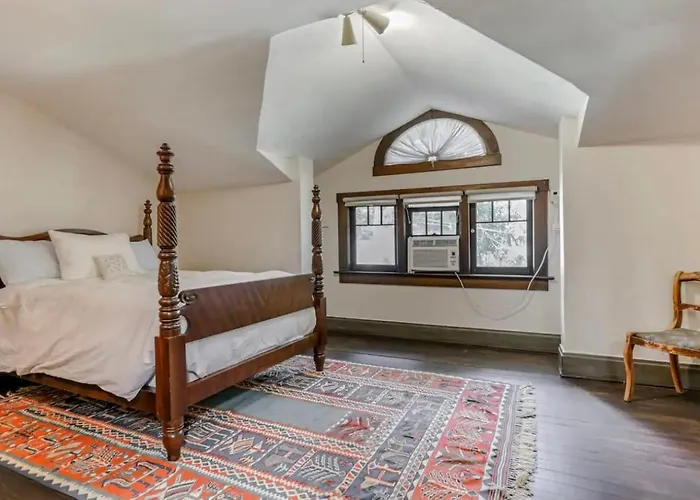 The - Unique And Historic Holiday home Columbus